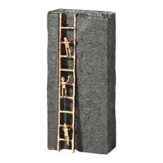 Bronzefigur på sort sten "Mod Toppen" af Kerstin Stark.